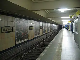 Het perron van station Rathaus Neukölln wordt gesierd door foto's uit alle hoeken van het district.