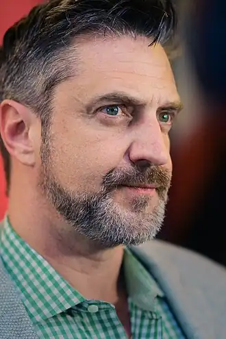 Raúl Esparza in 2022 op de première vanInto the Woods op Broadway