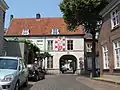Huis met overbouwing van de oudere poort die de St.Luciastraat afsluit. Was poortgebouw van het in 1818 gesloopte kasteel