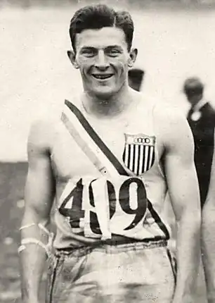 Ray Barbuti na de verovering van de olympische titel op de 4 × 400 m tijdens de OS van 1928 in Amsterdam