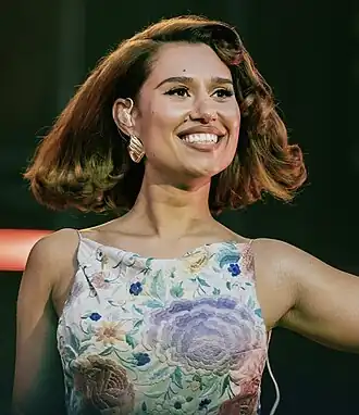 Raye tijdens een optreden in 2025