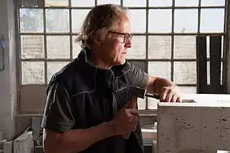 Lohr in zijn atelier (2021)