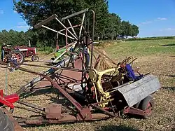 Zelfbinder met op de achtergrond een garf