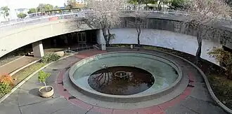 Het verlaagde plein voor de ingang