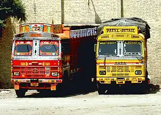 Twee Tata-vrachtwagens