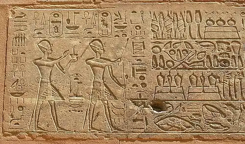 De machtsverhouding is hier duidelijk te zien: Hasjepsoet voorop (rechts) en Thoetmosis III volgend (links)Rode kapel, Karnak