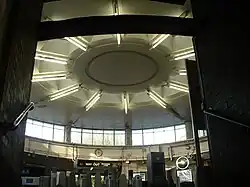 De stationshal gezien vanaf de trappen tussen hal en perron.