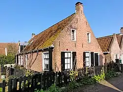 Huis (Reddingsboatreed 4) zonder verdieping onder door rode pannen gedekt zadeldak tussen puntgevels met vlechtingen