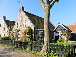 Huis (Reddingsboatreed 6) zonder verdieping onder door rode pannen gedekt zadeldak tussen puntgevels met vlechtingen