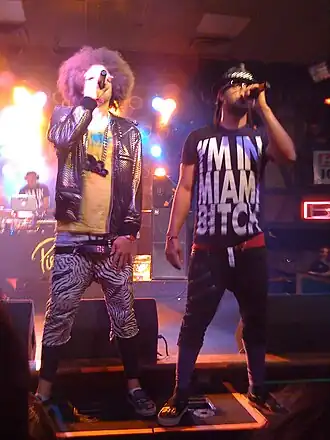 RedFoo (links) en SkyBlu (rechts) op Sunset Strip Festival in 2009