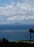 Redonda gezien vanaf Nevis met Montserrat op de achtergrond