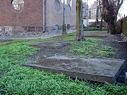 Kerkhof met achteraan het grafbeeld van Johan Olfert Fischer