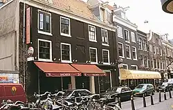 Nr. 42: voorheen koetshuis en van 1988-2010 homodiscotheek Club Exit, situatie uit de jaren 90.