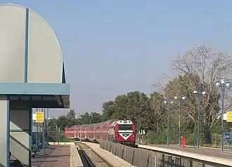 Een trein nadert station Rehovot.