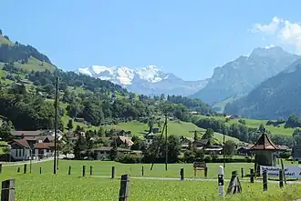 Zicht op Reichenbach im Kandertal