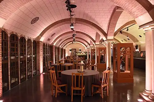 Kelder met wijnbibliotheek