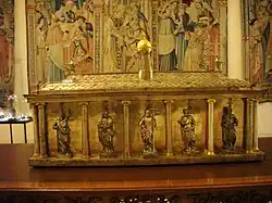 Oud reliek en wandtapijt