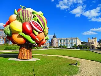 Fruit Tree van Choi Jeong Hwa buiten op het domein