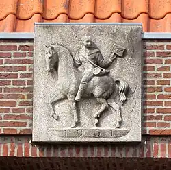Relief Postbode (1951) aan de Heerenweg in Heiloo