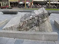 Rotsfontein op het in 2009 vernieuwde plein (2010)