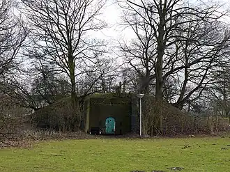 Een bomvrij magazijn (B) in het fort