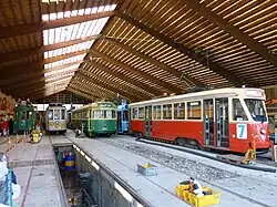 Depot en werkplaats in Remise 1. Rechts motorwagen Hamburg 3060, in het midden motorwagen 965 uit Melbourne.