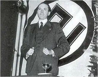 Voorman René Lambrichts met de vlag van Volksverwering