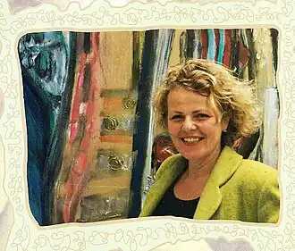 Renate Vincken voor een van haar kunstwerken