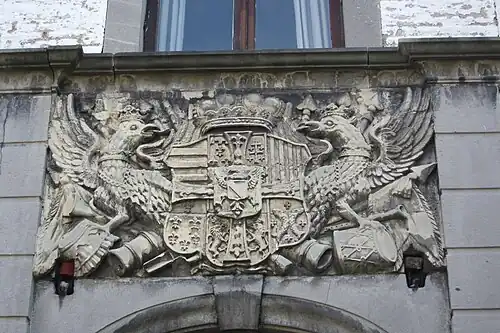 Stenen wapen grootmeester Karel Alexander van Lotharingen boven inkomdeur