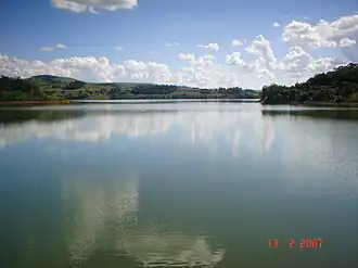Stuwmeer in de rivier de Uruguay bij Itá