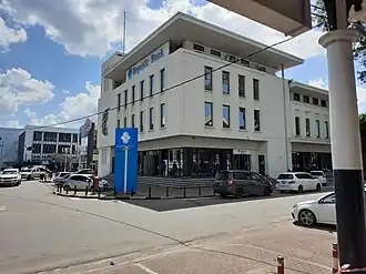 Gebouw en kunstwerk, vestiging Kerkplein in Paramaribo
