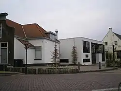 Monumentaal pand Plein 3 en voormalig garagebedrijf Vico omgebouwd tot restaurant Bij Teus te Houten in Nederland(op de achtergrond restaurant De Engel)