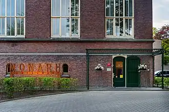 De ingang op een vrijdagavond