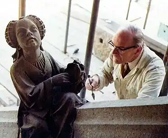 De Bresser op grote hoogte bezig met restauratiewerk aan de Sint Jan