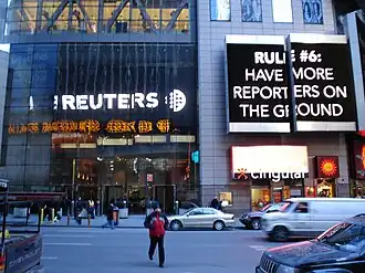 Ingang van het Reutersgebouw bij Times Square in New York