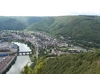 Uitzicht op Revin en tweemaal de rivier de Maas