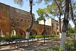 Italiaanse gebouwen aan de westzijde van het dorpsplein