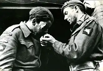 Een gewonde Richard Lonsdale (links) na zijn terugkeer uit Oosterbeek. Foto is waarschijnlijk in Nijmegen gemaakt. Bron: Gelders Archief.