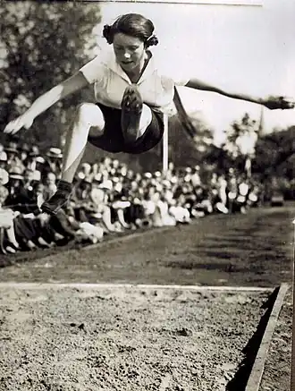 In actie tijdens 'Recordwedstrijden' in 1927 op de atletiekbaan van Te Werve, Rijswijk.