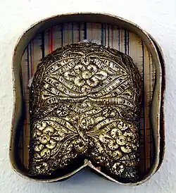 Riegelhaube (op het achterhoofd te dragen kapje) in doosje, Augsburg, 1830-40