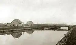 Rijense draaibrug in het Wilhelminakanaal te Dongen. Gefotografeerd met brugwachtershuis en een café. Foto circa 1916.
