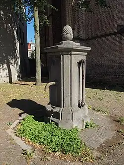 Pomp bij de Jacobikerk die is samengesteld uit twee pompen van de Stevensfundatie (rijksmonument).