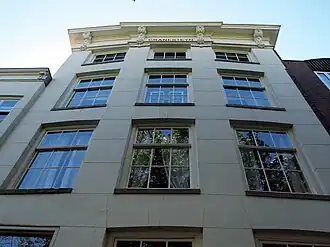 Voorgevel van het hoofdgebouw