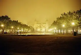 Het Rijksmuseum en Museumplein bij nacht