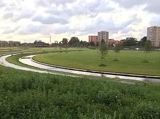 De waterring rondom de ligweide