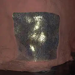 Runen alfabet als verguld mozaïek van Nisse Zetterberg.