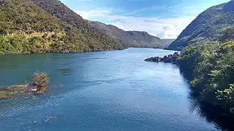 De Grande gezien vanaf de brug (MG-438) voorbij de waterkrachtcentrale Usina Hidrelétrica Mascarenhas de Moraes in Minas Gerais