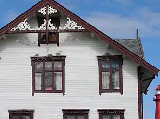Drieteenmeeuwen nestelend op een gebouw in Andenes (Noorwegen)