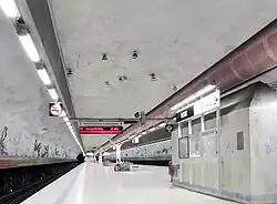 De kaarten op de wanden.