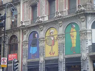 Karakters van de hand van Rius op de gevel van het Museo del Estanquillo, Mexico-Stad